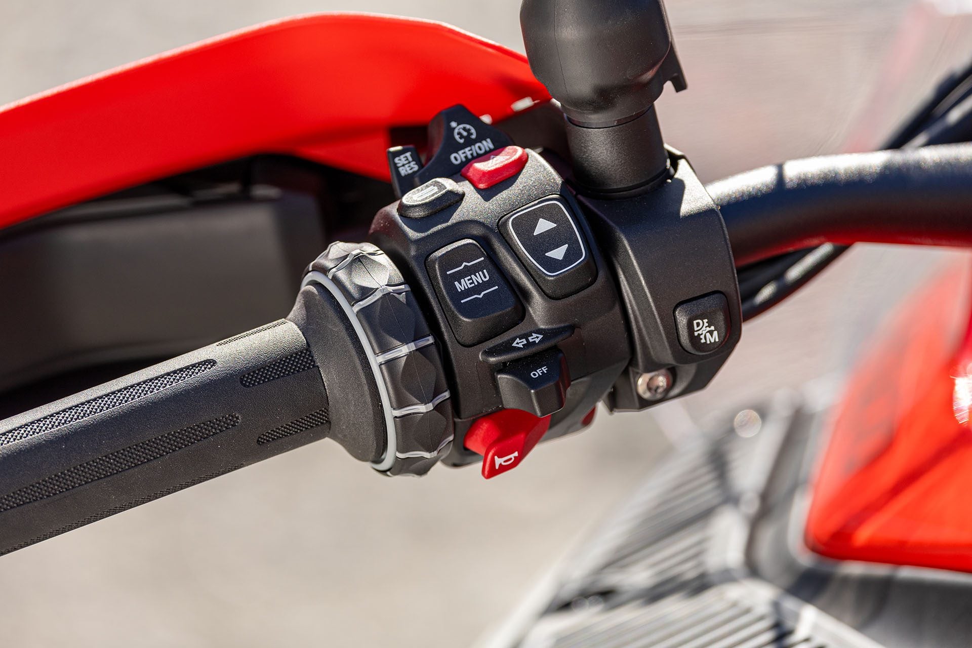 D and M button of ASA mechanism featured on the new R 1300 GSA.