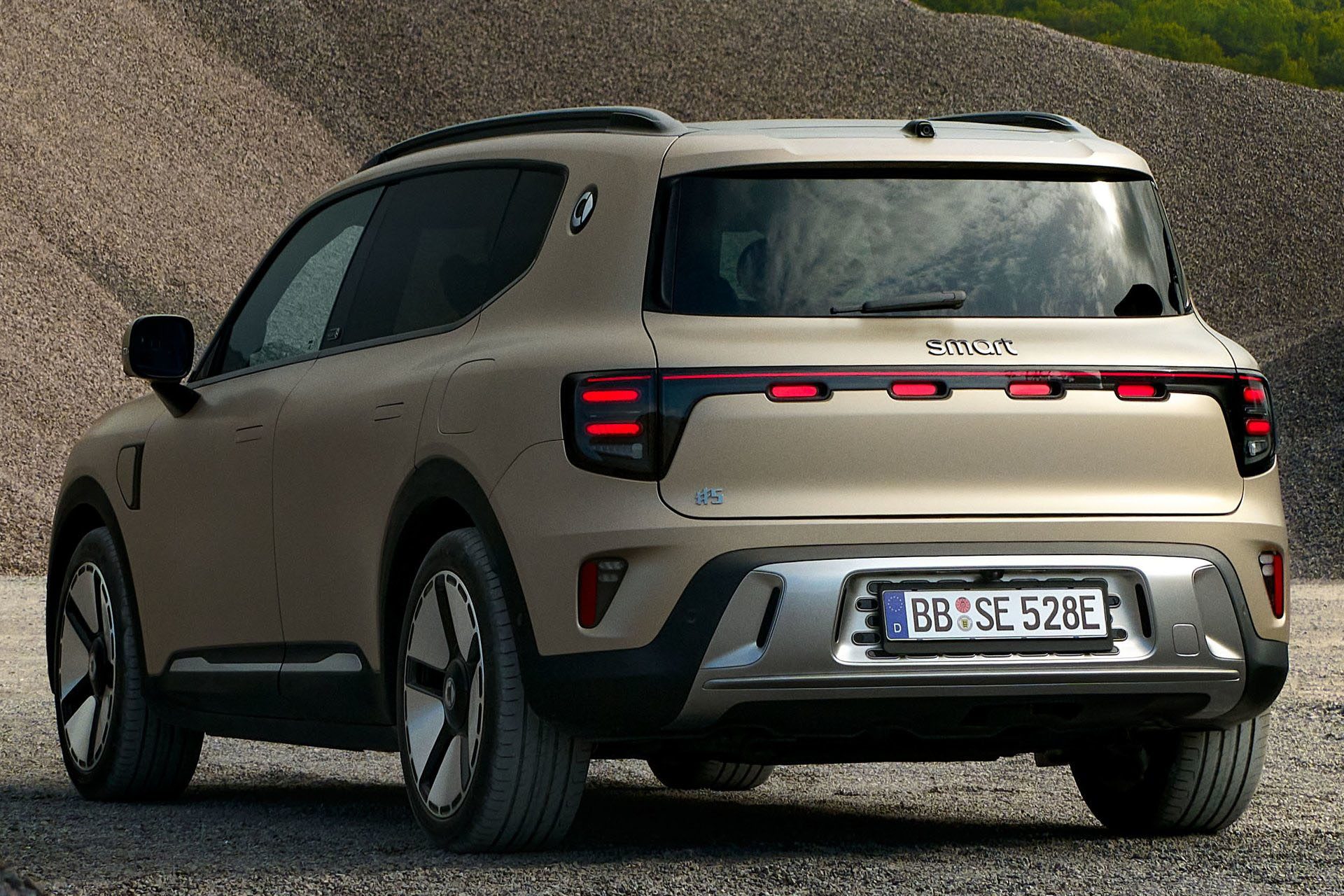 Unusal lighting signatures for Smart #5 both front and rear.