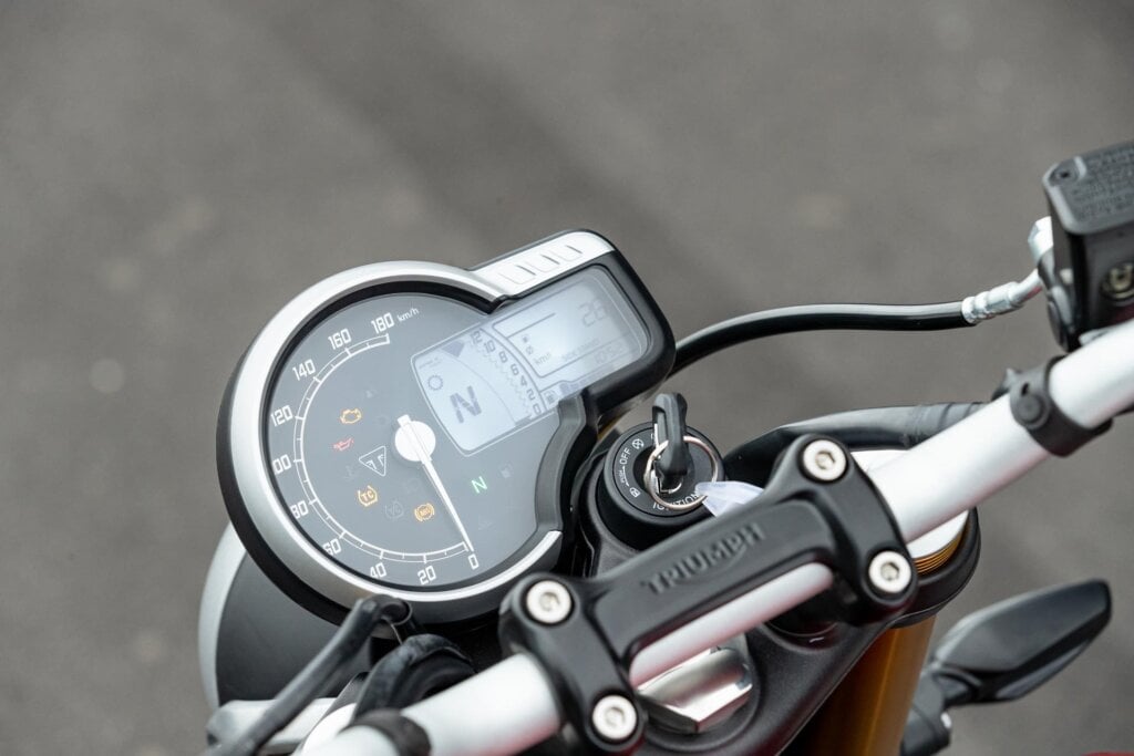 Tachometer detail on the Triumph Speed 400