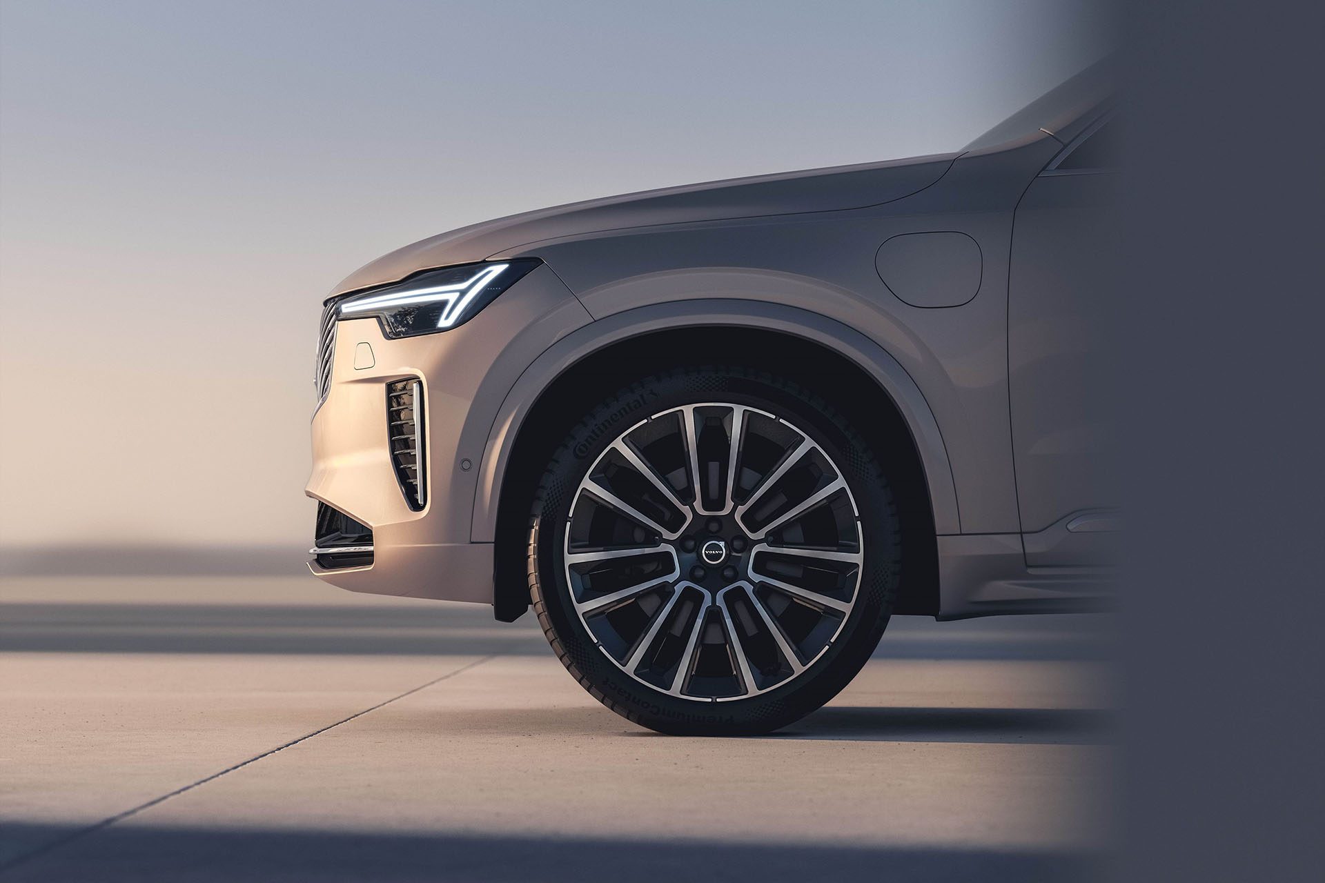 Pick the latest XC90 by its new face and alloys.
