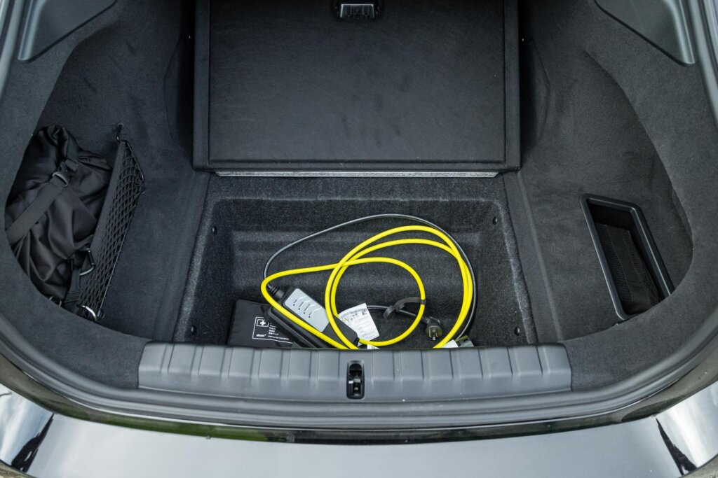 Under boot storage for cables in the i4