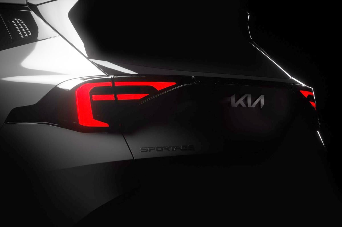 Unusual new F-shaped tailights for Sportage update.