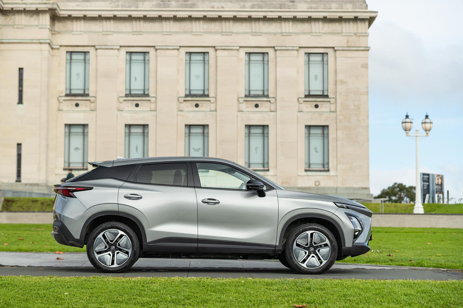 Omoda E5 resting in front of Auckland Museum.