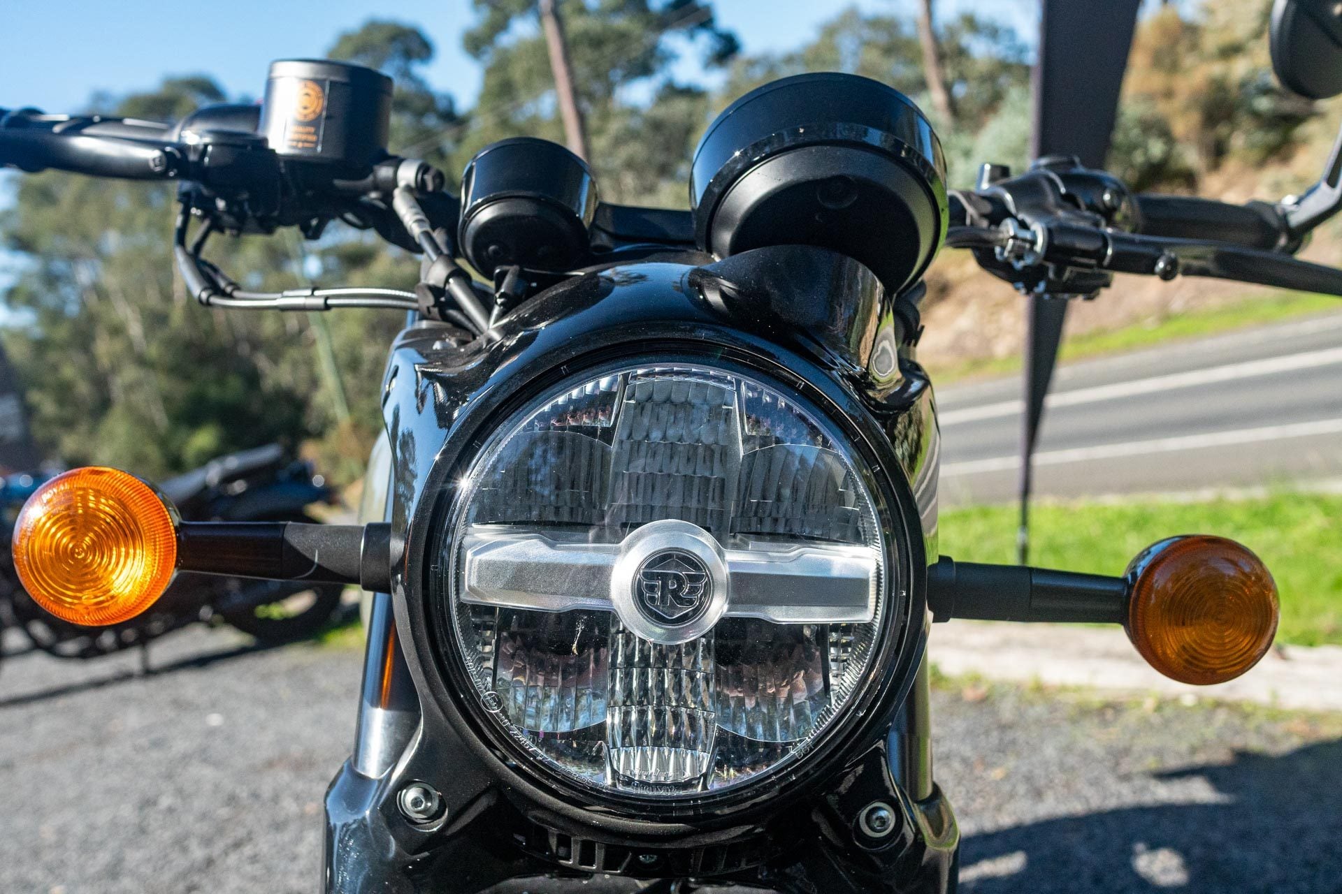 Classic round headlight and blinkers in gloss black surround.