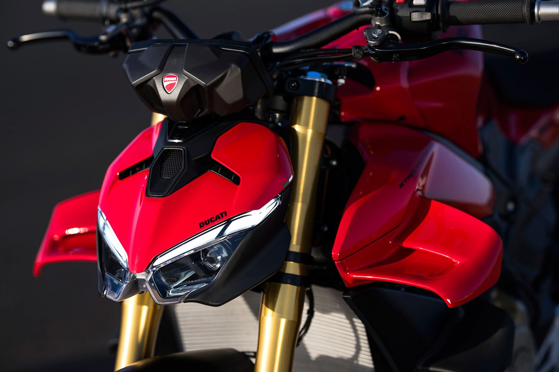 Headlight signature just like that of the Panigale V4.