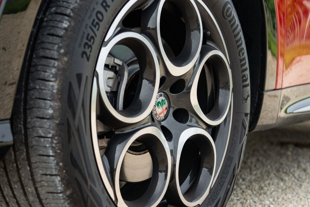 Wheel detail with 5 circles on the ALfa Tonale