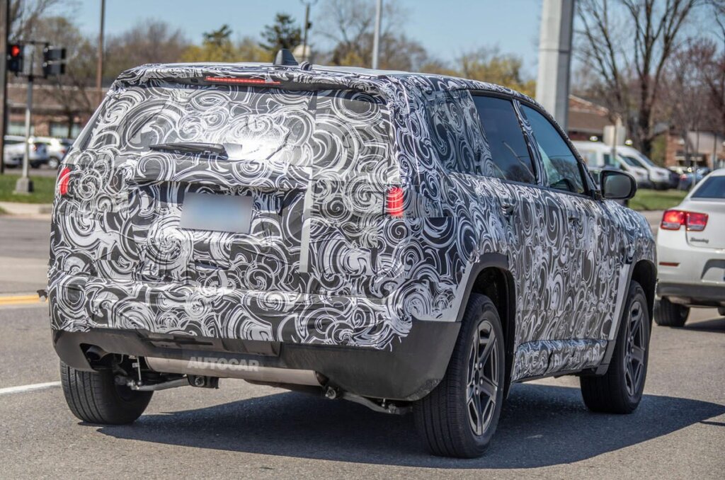 This Cherokee with exhaust clearly has an engine, likely a 3.0 TT IL6.