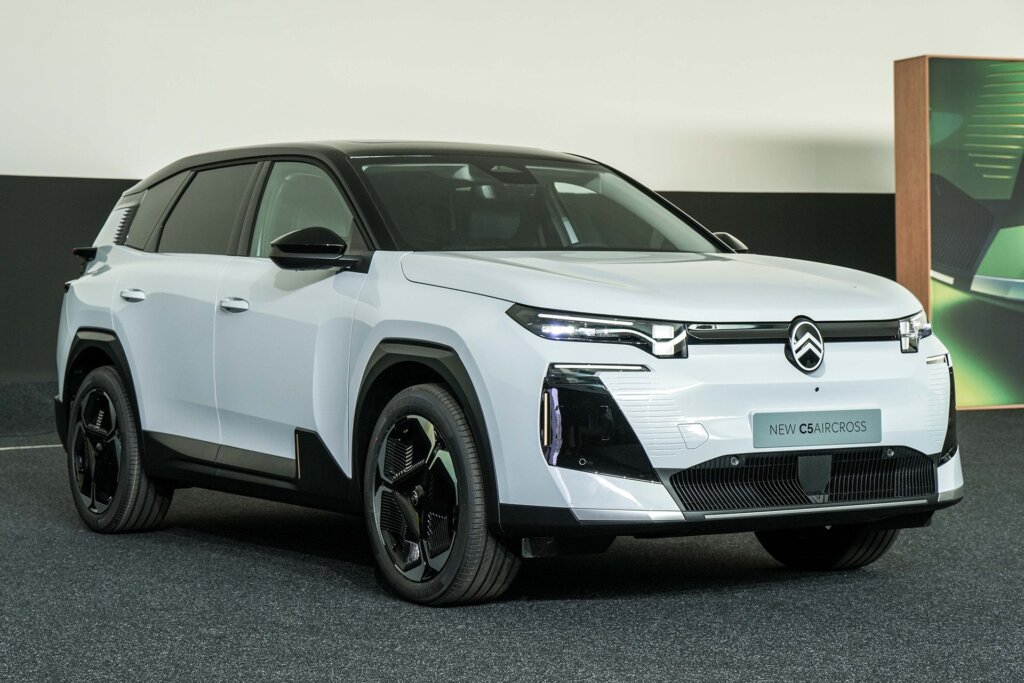 Strong lines with clamshell bonnet for new C5 Aircross.