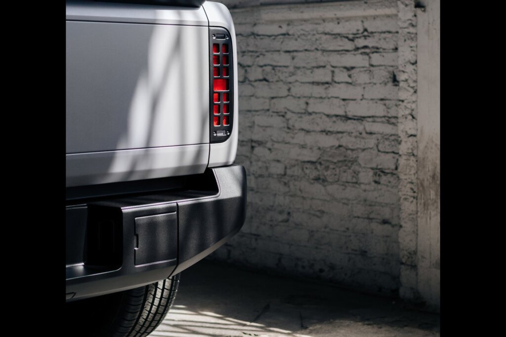 Equally simple taillights.