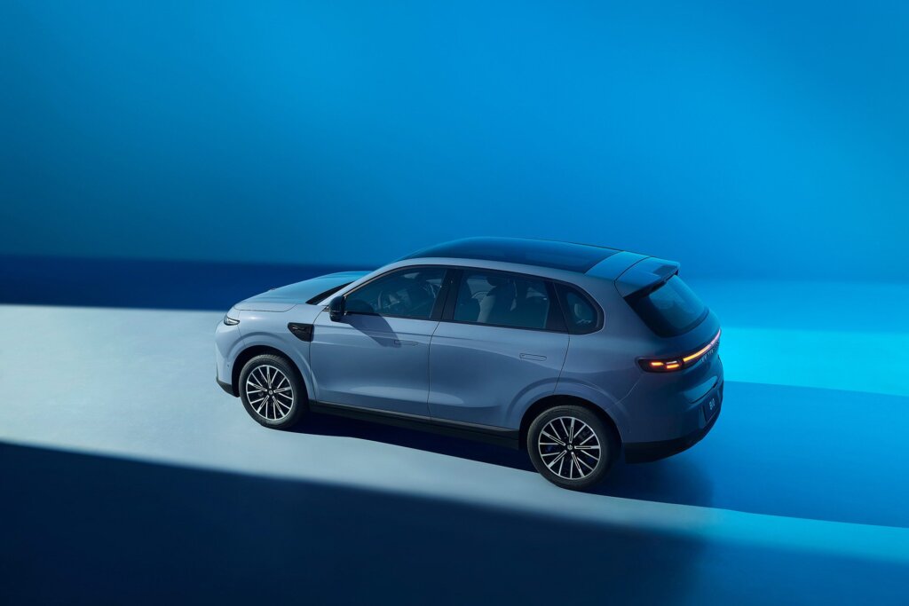 Seems more compact in images than rather larger C10.