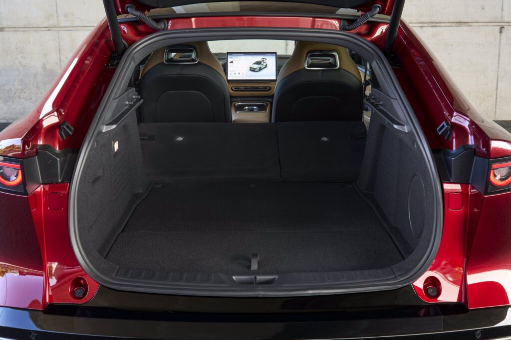 Plenty of storage width and depth here, with a generous opening.