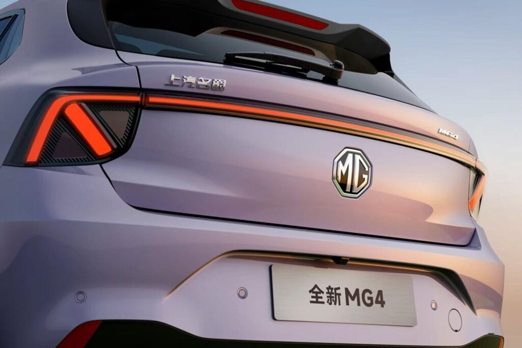 Full light bar at the rear, and arrow-like taillights.