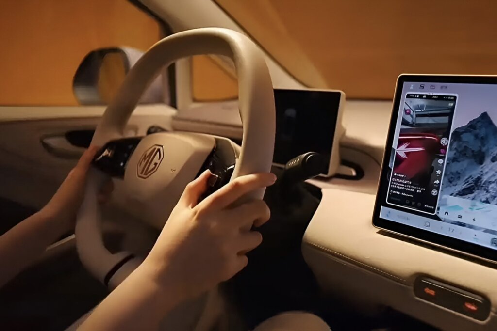 New two-spoke wheel apparently.