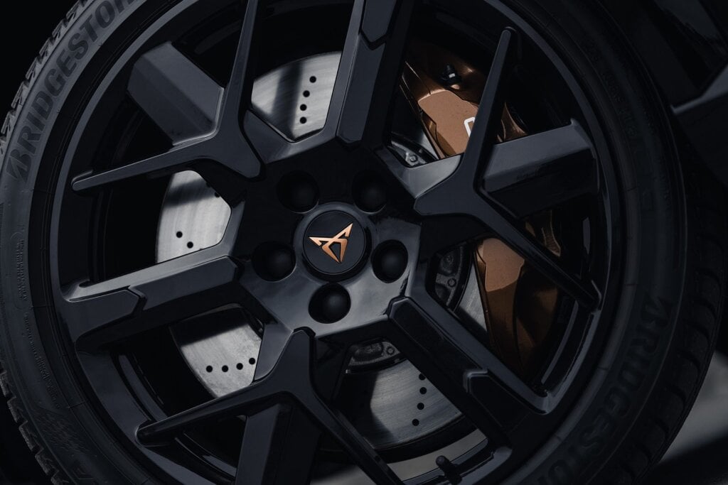 Wheels and brakes shown in the same image.
