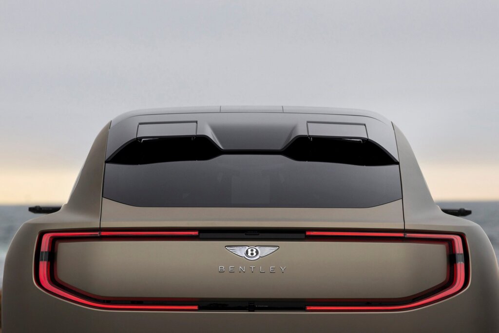 Hm, seems Bentley has borrowed the spoiler design from MG4 Essence.