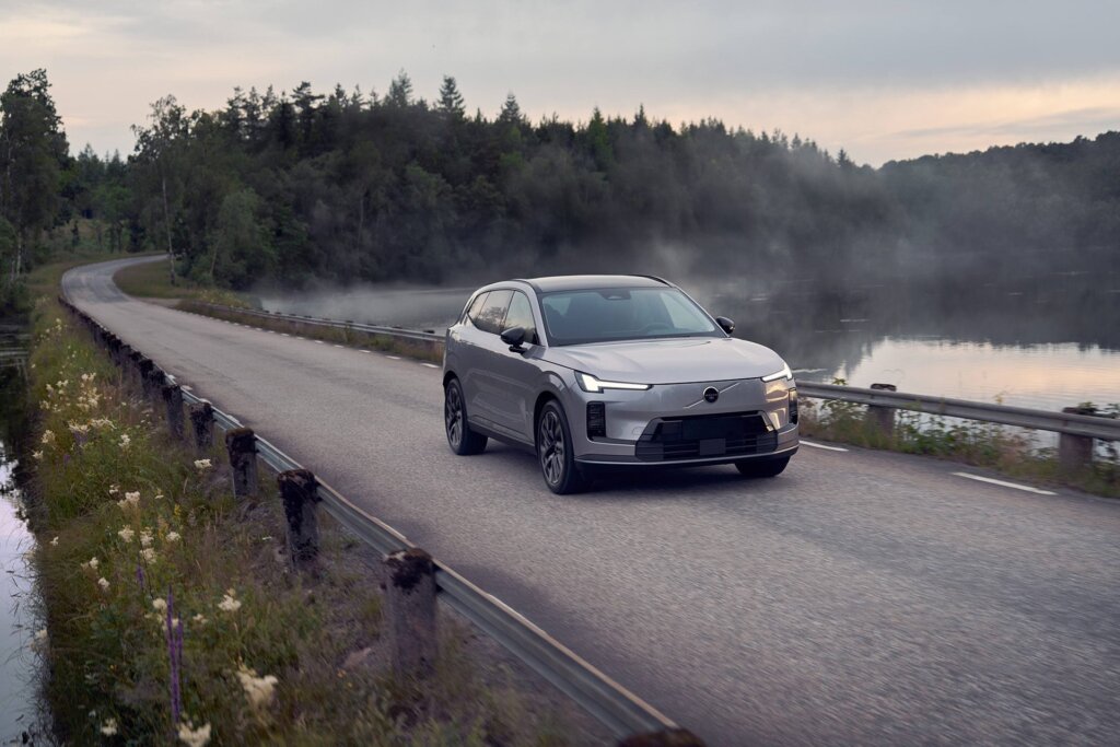 XC70 stopped by steaming pool.