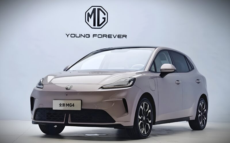 The line beneath the headlights is less aggressive in the new MG4.