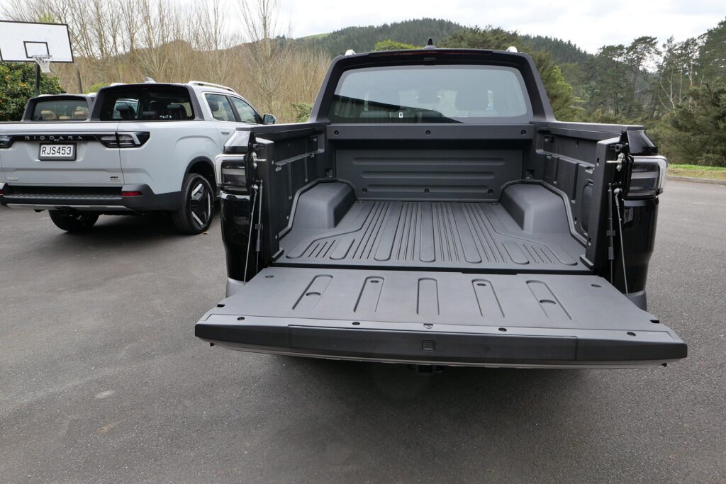 Riddara tray and you can see hidden step at the top of the tailgate.