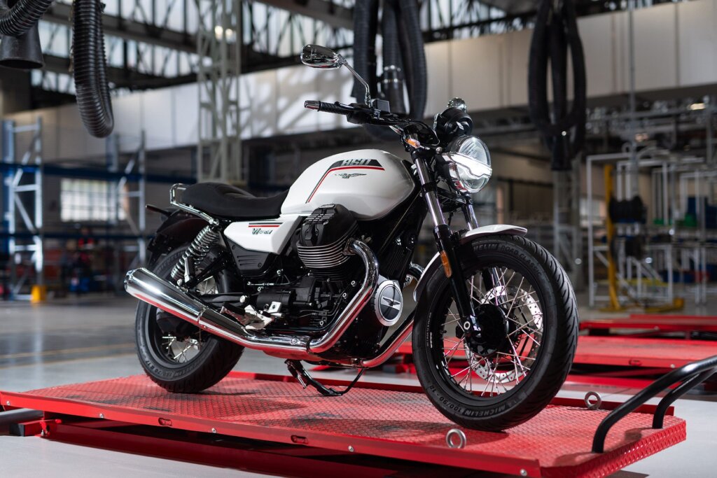 The V7 in blanco or white.