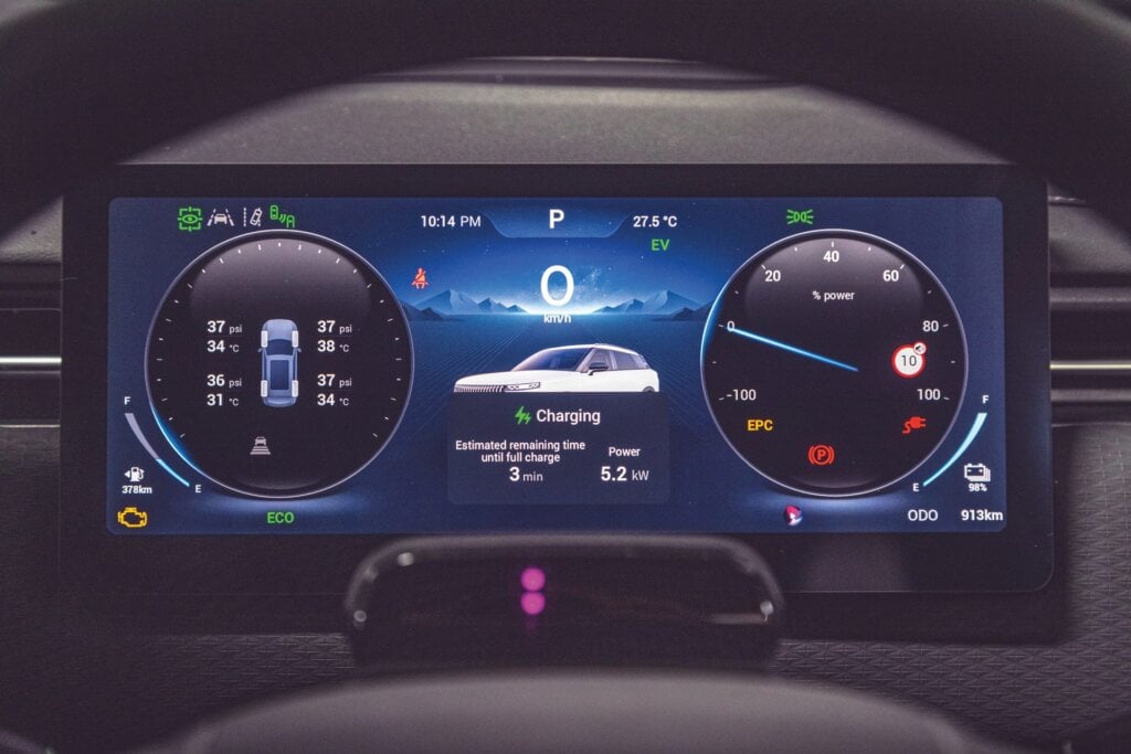 The J7 SHS on the charge. Almost 1000km of range indicated too.