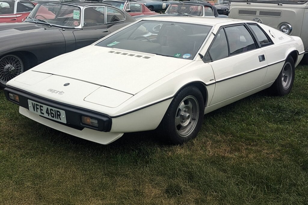 What the original Esprit S1 looked like in 1976. V cool.
