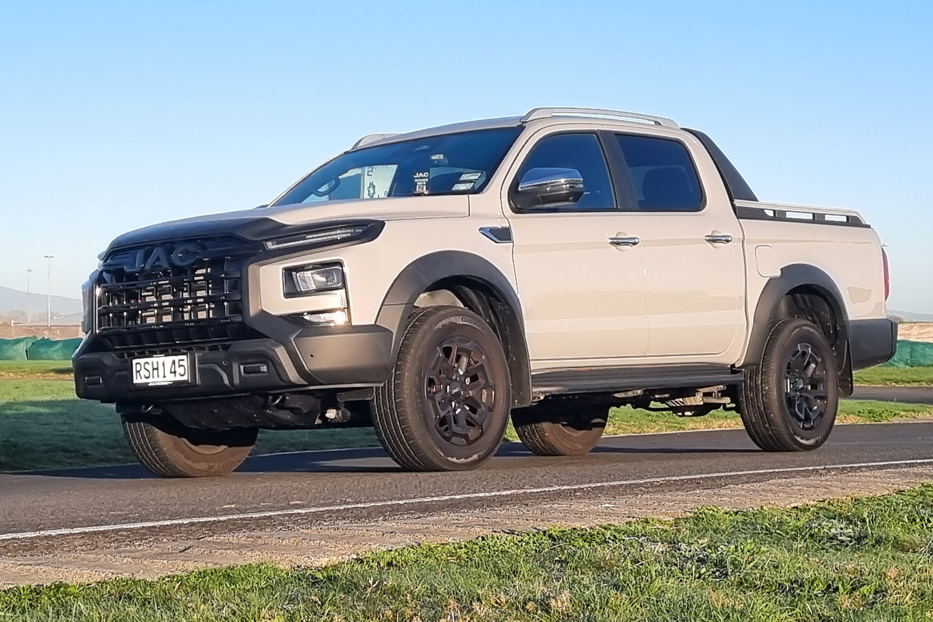 JAC T9 PHEV in grey