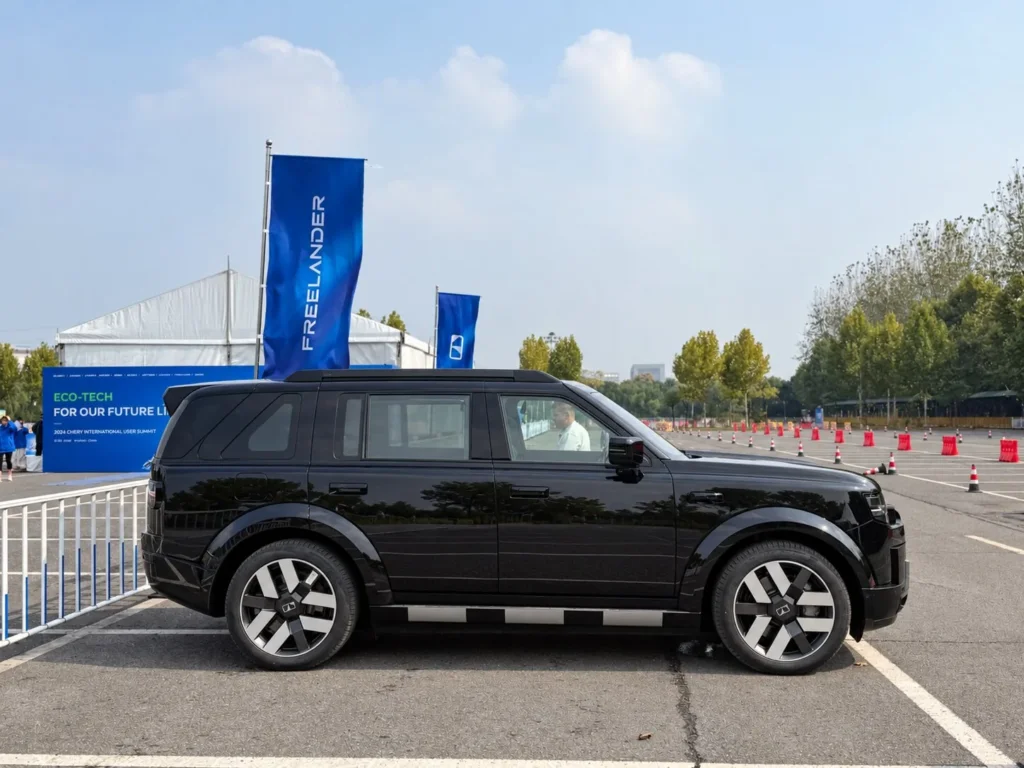 Black Freelander 8 side profile showing its 3040mm wheelbase