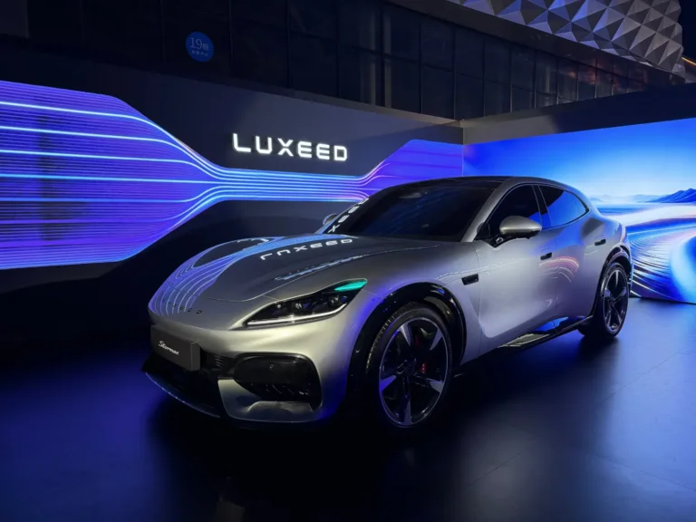 Luxeed Stormax front three-quarter view